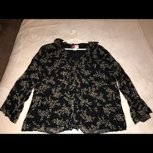 Jennifer Moore Cute Floral Blouse!